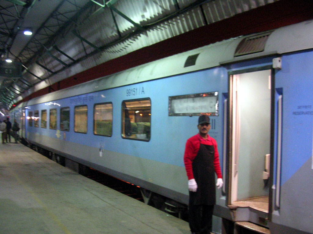 LKO_Shatabdi_crew_member.jpg