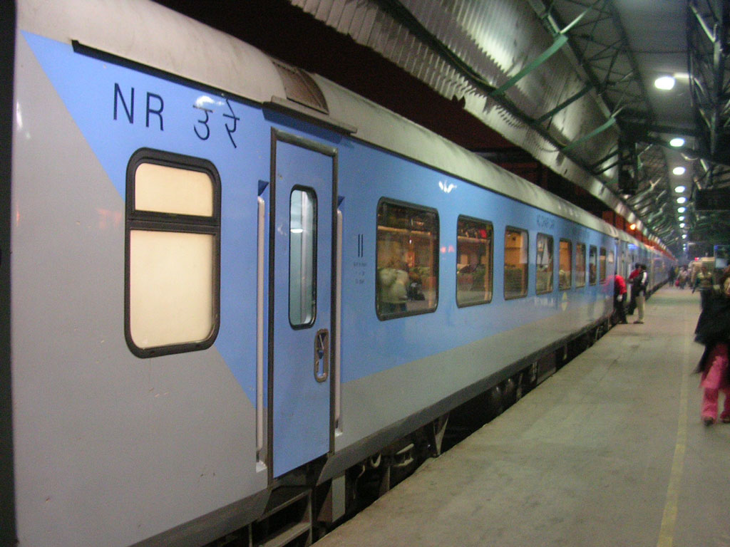 LHB_coaches_LKO_Shatabdi.jpg