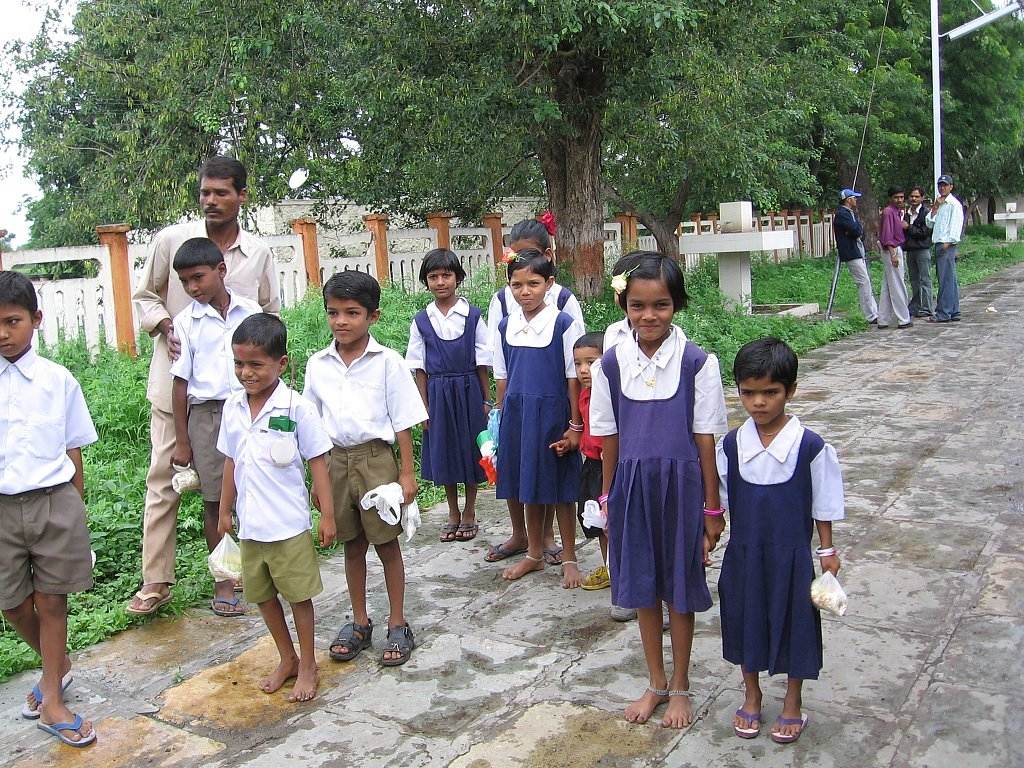 schoolkids_jjr_15aug2005.jpg