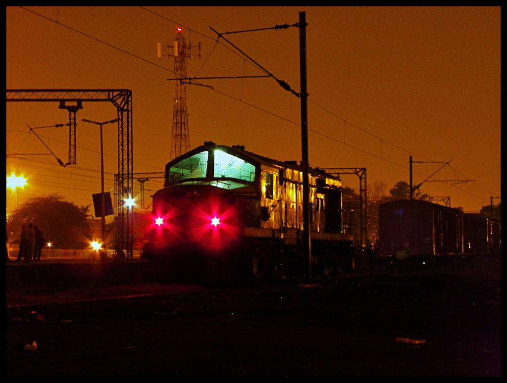 Captured on ‎2010/09/04, 20:00:22 ----- Itarsi (ET) WDM-2 #17870 "JUMBO" caught while it was resting at Adarsh Nagar S