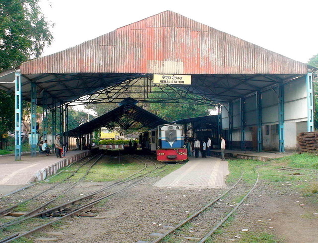 An overall view of Neral Junction Toy Train Terminus. 17:05hrs Neral – Matheran toy train with a leading NDM-1A# 550 awaits its 