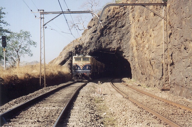 2127_1_tunnel22_17apr04.jpg