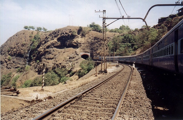 6012_tunnel26_17apr04.jpg