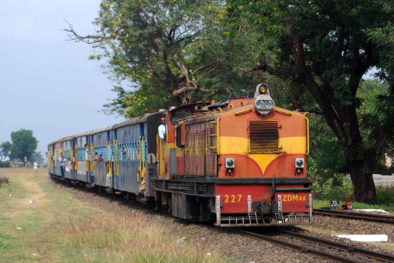 059H-Balaghat-bound-Satpura-exp-arrives-NIR