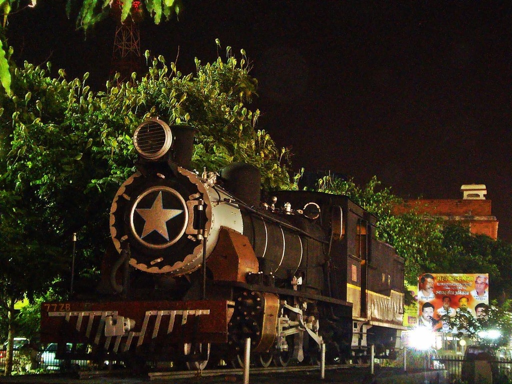 BZ R DSC00981 77ZB at Ujjain Station