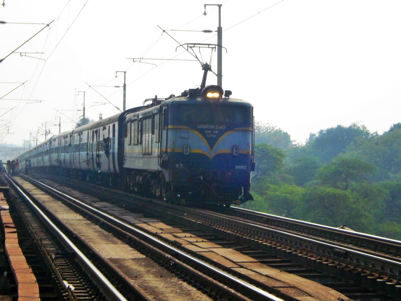 R DSC01792 - 9215 BCT-PBR SAURASHTRA EXPRESS - BL WCAM 1 #21817 - TOWARDS ST