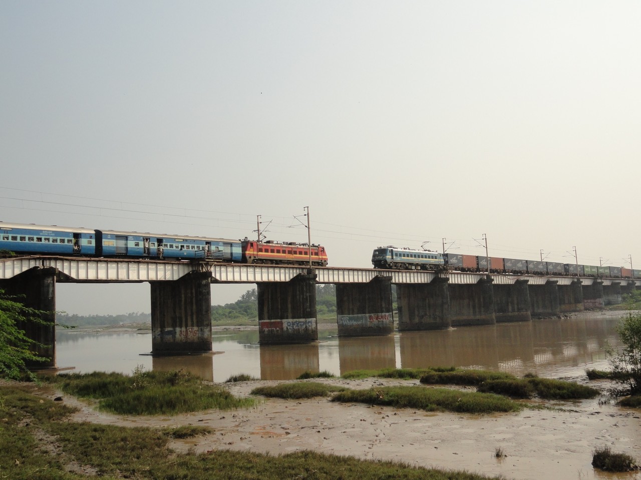 (For Loco Database) Mr. Shekhar Raghavan at above 50 years captures a crossing of Porbandar Mumbai Central Saurashtra express wi