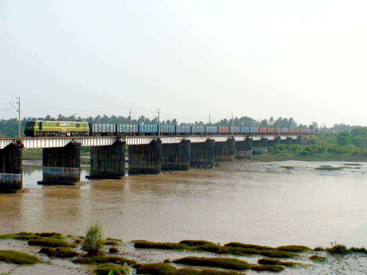 (For Loco Database) LGD WAG-9# 31163 quickly accelerates it’s way towards Surat with an empty Boxnhl rake. Venue is the Auranga 