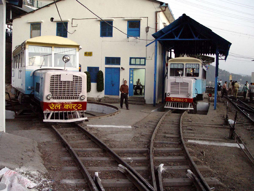 railmotors_at_simla_ksr_vikas_8nov03.jpg