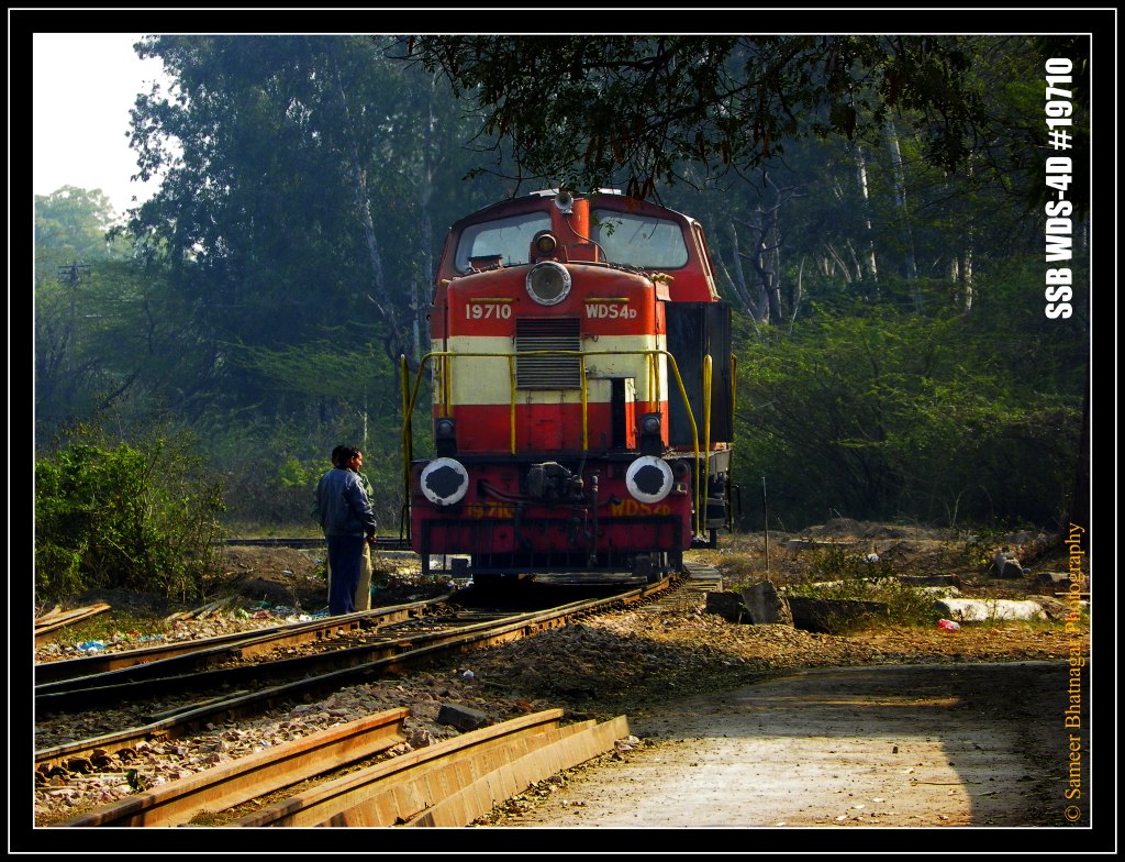 Shakurbasti (SSB) WDS-4D #19710 waiting on the sidelines at Shakurbasti Shed (SSB) as for some reason the point has got stuck ju