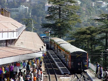 towards_the_arrival_platform_ksr_vikas_9nov03.jpg