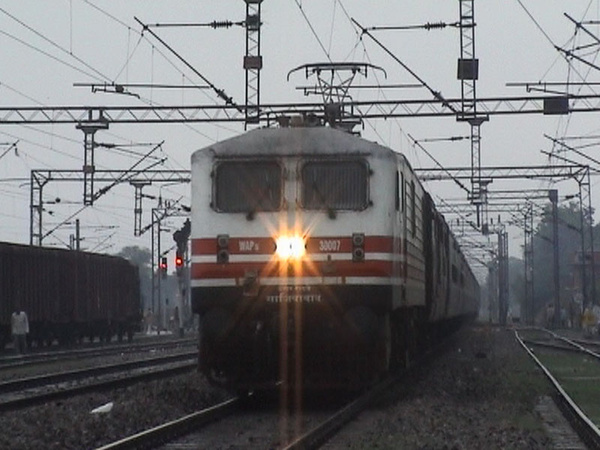 shatabdi_passing_by_at_palwal_4_vikas_july_13_2003.jpg