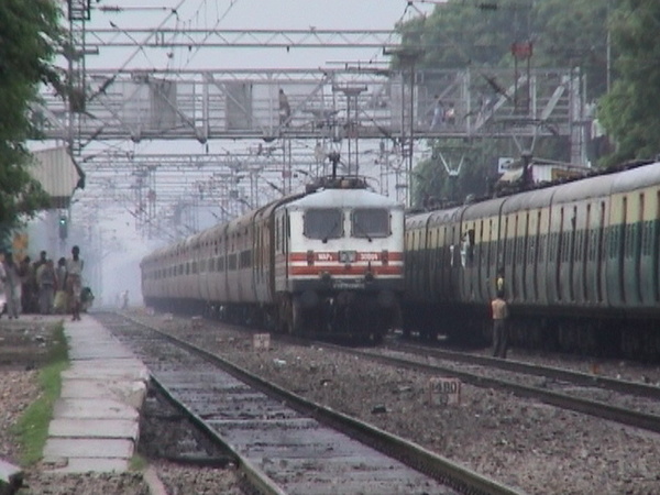 mumbai_rajdhani_at_palwal_4_13_jul_03.jpg