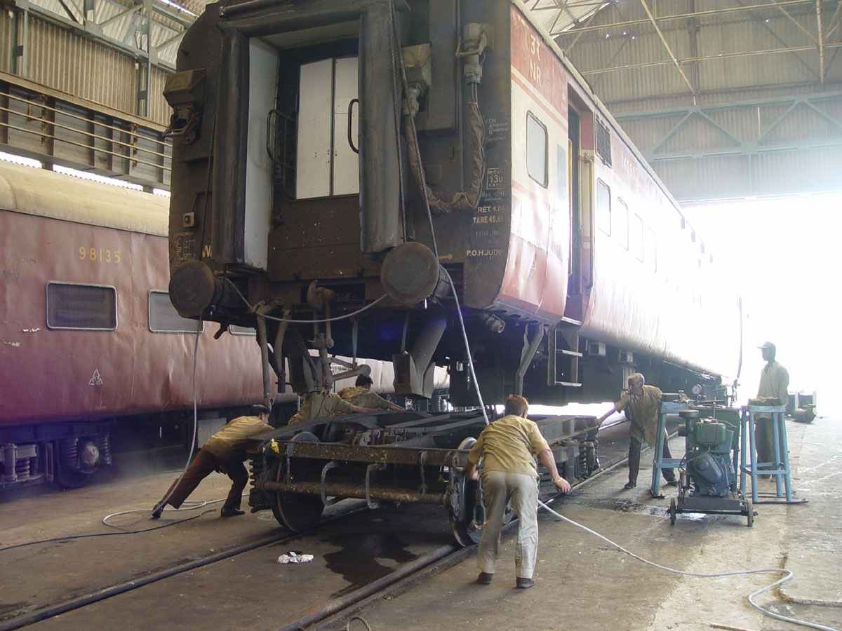 change_that_bogie_nzm_coach_yard_delhi_vikas_2nov03.jpg