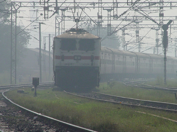 howrah_rajdhani_near_tilak_bridge_delhi_vikas_2nov03.jpg