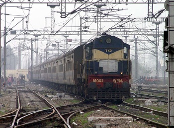 dehradun_jan_shatabdi_coming_into_GZB.jpg