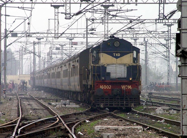 dehradun_jan_shatabdi_coming_into_GZB.jpg