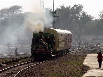 fairy_queen_pulling_into_rewari.jpg