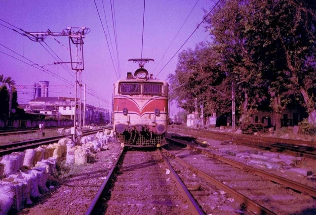 BL WCAM-1# 21829 standing stationery and very shortly making it's way towards Mumbai Central to get attached to the rake of Bct 