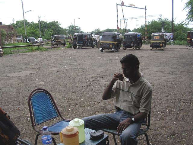 Vivek_having_tea_LC_Pardi.jpg