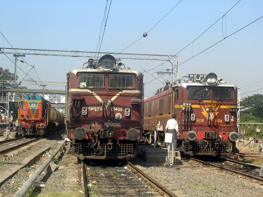 Three_locos_Panvel.jpg