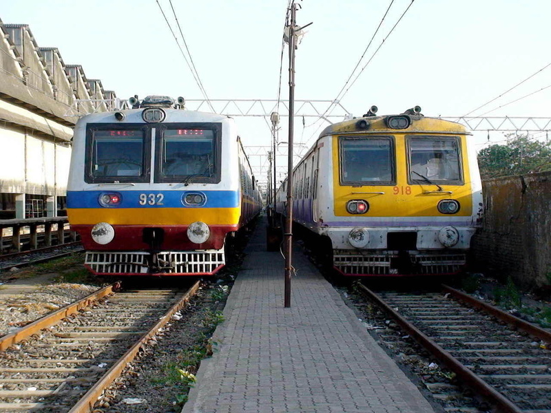 .

Both are 9xx emu's but just look how impressive/stunning the Millenium Emu looks. Venue is Kandivali Car shed. (Arzan Kotva