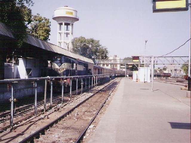 Shatabdi_arriving_at_Ajmer.jpg