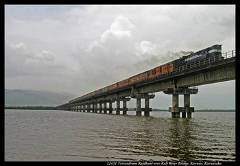 12431 Trivandrum Nizzamuddin Rajdhani at Karwar with ED WDM3d