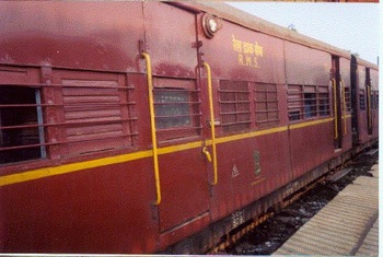 NG_RMS_coach_outside_nagpur_2003.jpg