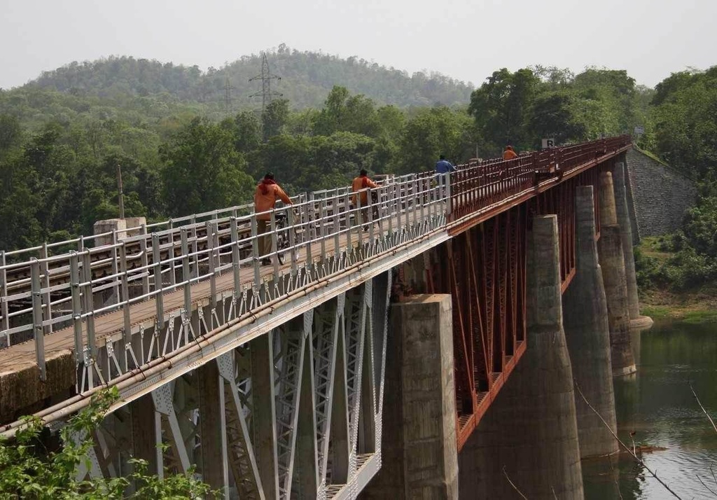 Gangmen on the viaduct