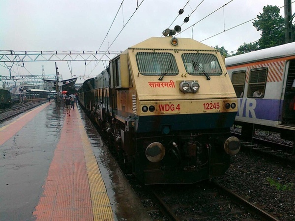 Watta an offlink!!
SBI WDG4 12245 arrives at Borivali with 12216 DEE Garibrath Express at it's tow!
Date:13/7/2011. (Heth Kans