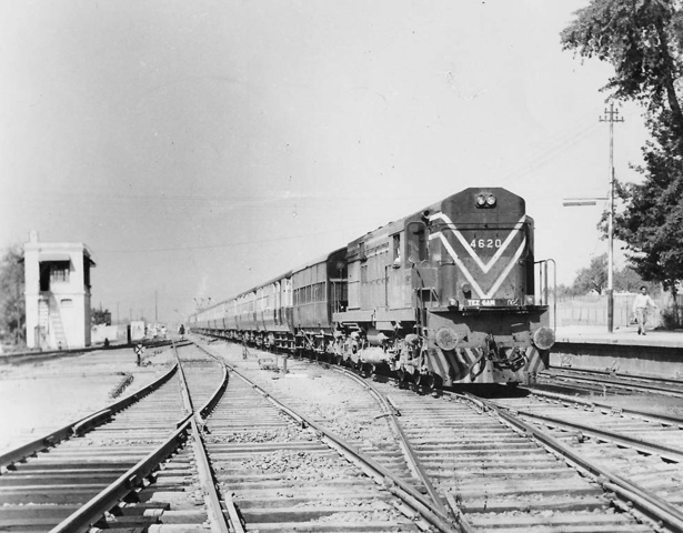 Karachi - Rawalpindi/Lahore 'Tezgam Express' hauled by a ALU24 class locomotive.