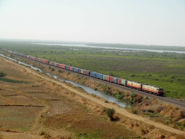 After walking 1.5kms from Vaitarna, managed to capture from the hillock, entire colourful concor rake with twin TKD WAM-4/6P# 21