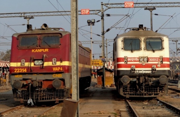 Kanpur's WAP-4 #22314 and Ghaziabad's WAP-5 #30012 'Navjagran' resting side by side at the western end of platform-3 of Lucknow 
