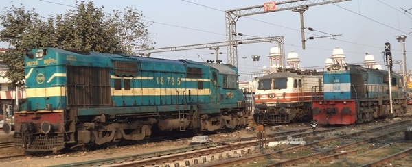 Katni's WDM-2A #16735, Ghaziabad's WAP-5 #30005 and Lucknow's WDM-3D #11238 'Cheetah' resting in the western end of the platform
