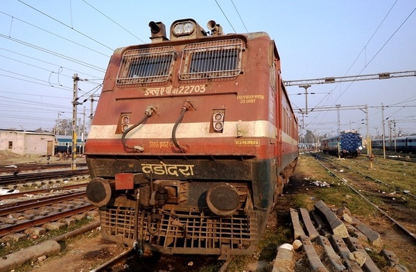 Vadodara's WAP-4E #22703 resting at the eastern end of the platform-4 of Lucknow (NR) on 30th January, 2012 (Santulan Mahanta)