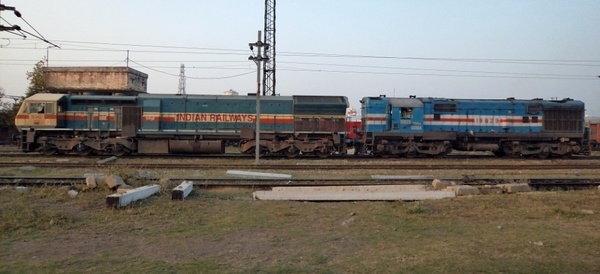 Deadly combo of Siliguri's WDG-4 #12342 and Gonda's WDM-3A #18829 shunting at Lucknow goods yard on 30th January, 2012 (Santulan