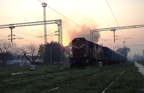 Katni's WDG-3A #13131 'Shakti' heavily smoking while entering Lucknow (NR) in a tremendous speed with the sunset st the backdrop