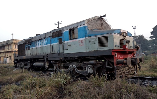Lucknow's Jumbo WDM-2(A/B)#17827 'PRABAL' derated for yard shunting purpose. Could not simply make out whether it was WDM-2A or 
