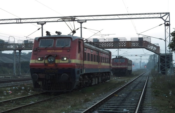 Vadodara's WAP-4E #22280 and Kanpur's WAP-4 #22584 waiting for their night duty to be assigned near the coaching depot of Luckno