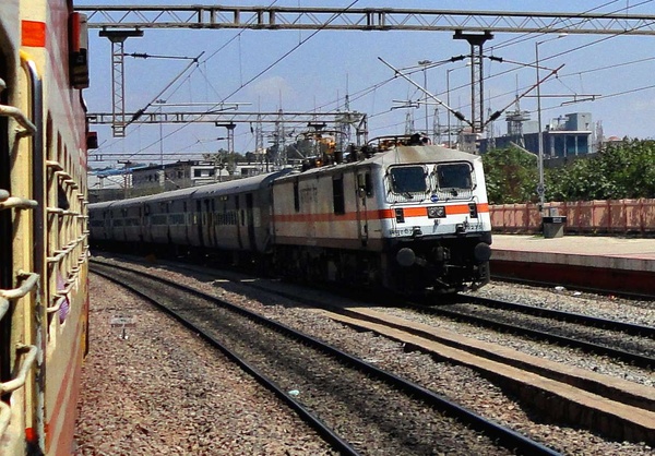 LGD WAP-7 #30275 Hauling the MAS-SBC brindavan express passing through BYPL (Sankalp)