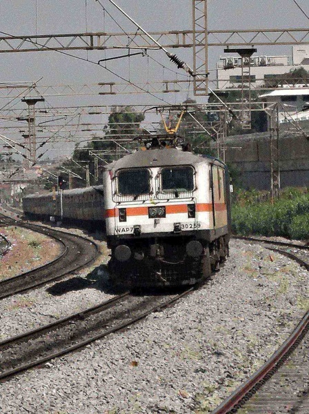 LGD WAP-7 #30259 Hauling MAS-SBC brindavan express passing thrrough BYPL (Sankalp)
