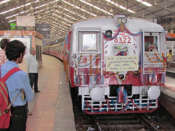 DC rake 8321-8322 on special historic run Churchgate