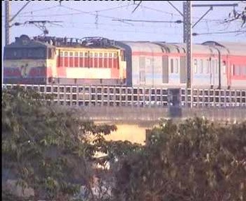 Rajdhani_Exp_at_Bassein_Creek.jpg