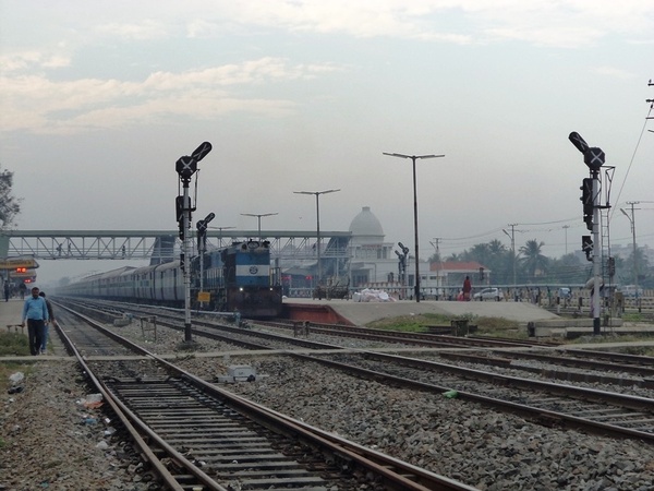 Itarsi WDM-3D #11274 arriving KYQ with 15645 LTT-GHY Express. (Santulan Mahanta)