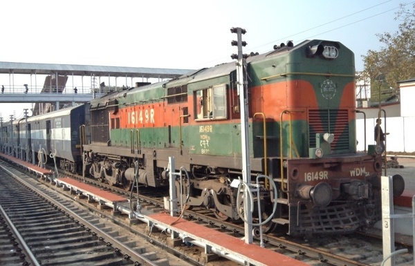 Late running 15929 MAS-DBRT Express arrives at LMG behind BKSC WDM-3A #16149R. (Santulan Mahanta)