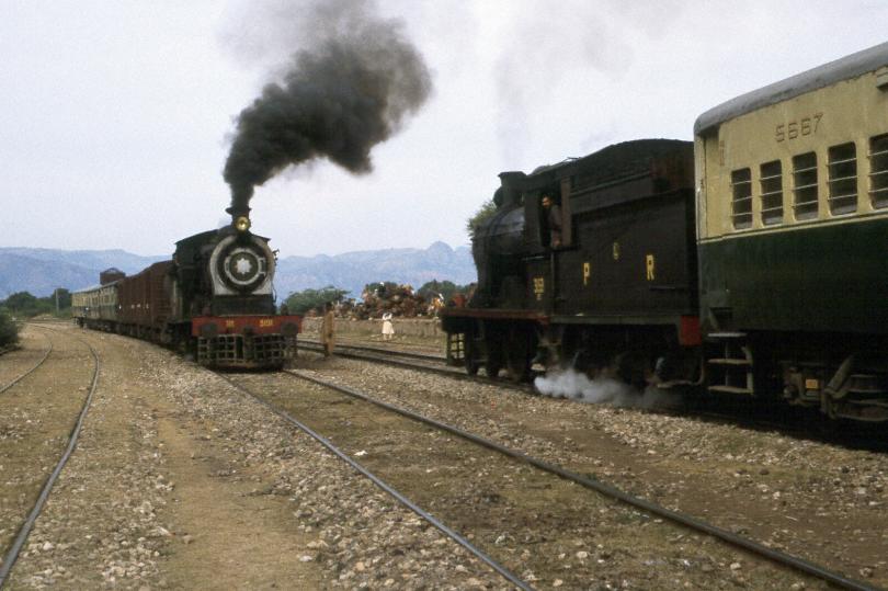 Trains crossing in Haranpur