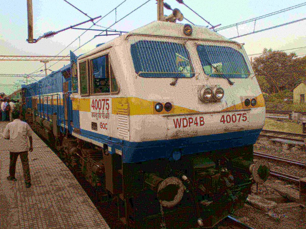 WDP 4B 40075 getting ready to Haul Vaigai to MDU at TPJ (Deepak)