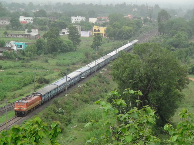 Classic WAP-4# 22307 from Bhusaval proceeds towards Maramjhiri in lush greenery with 14 coach long 12405 Bhusaval Hazrat Nizamud