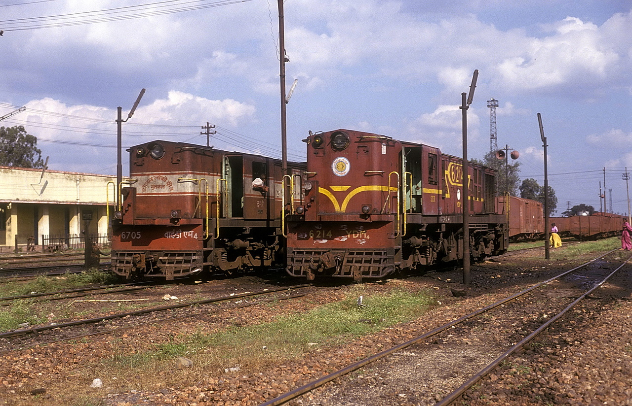 YDM-4 6214 + YDM-4 6705 at  Hubli